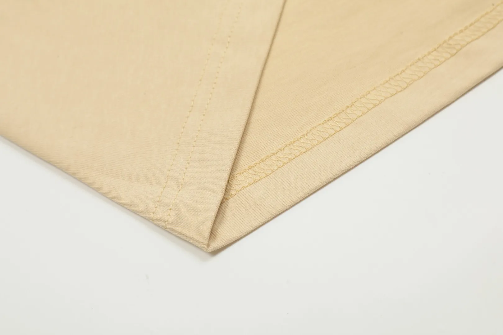 vivienne west wood Vivienne American graffiti-style Maillard mocha color long-sleeved. Super design. Very practical for wearing inside and outside. Full series of correct accessories. Every detail is completely restored. Straightforward to pull up. Size: S M L Uniform color